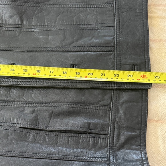 Vintage Men's Black Leather Jacket - Picture 13 of 13